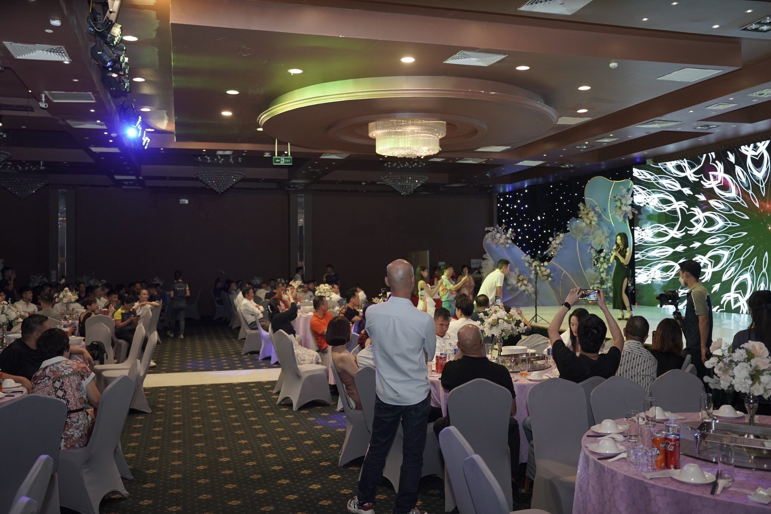 anh gala dinner khai truong showroom tomko 192 le thanh nghi trong dong canh ho