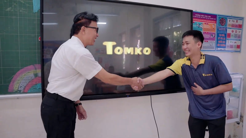 tomko lap dat man tuong tac 75inch cho lop hoc