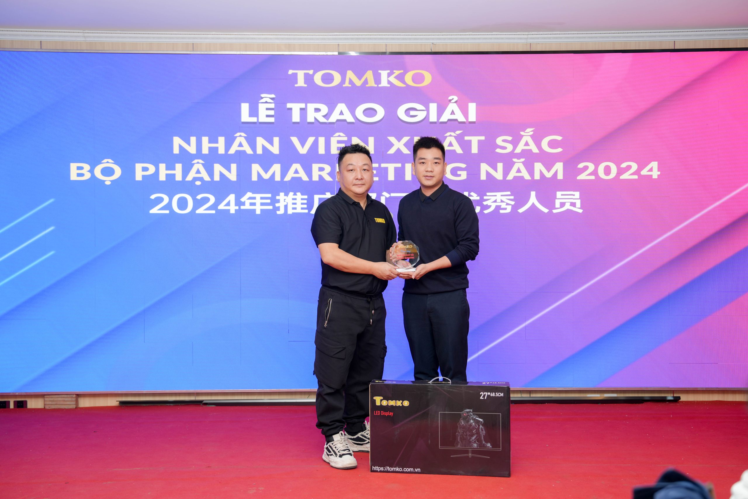 nhan vien xuat sac bo phan marketing 2024